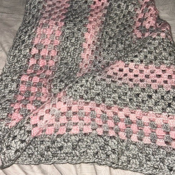 Pink and grey baby blanket - Picture 2 of 3